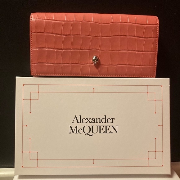 ALEXANDER McQUEEN Skull Wallet On Chain in Croc-Embossed Pink Leather - Picture 2 of 13